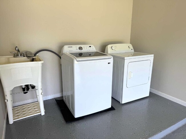 Building Photo - "Charming 3-Bedroom Retreat with 2 Full Baths in Keaau's Tranquil Paradise!"