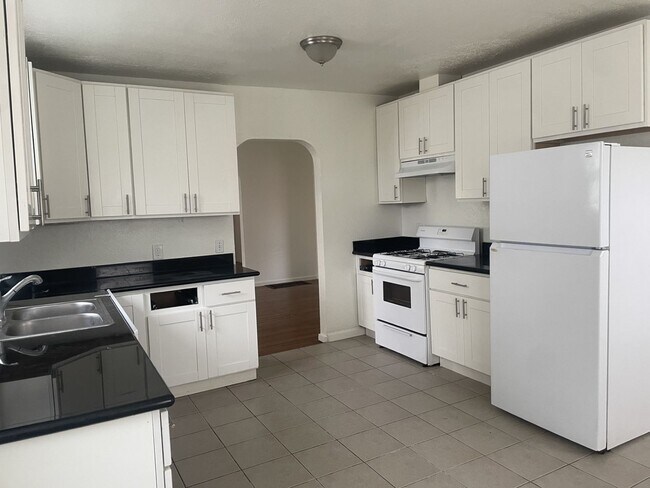 Building Photo - Charming Vintage 2 Bedroom 1 Bathroom Home