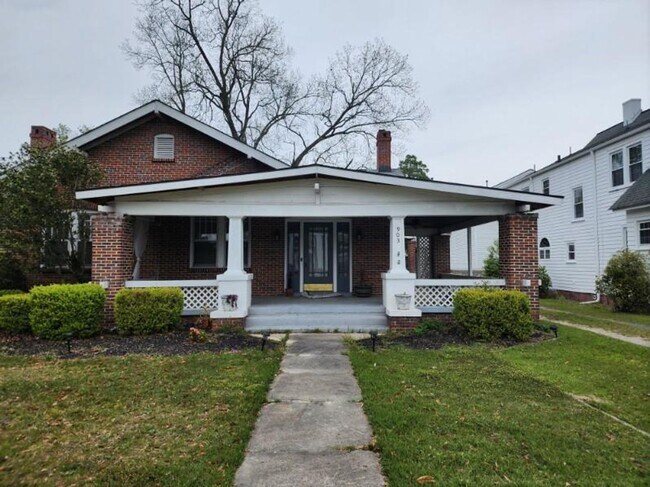 Building Photo - 2 Bedroom 2 bath house 1850 Square Foot!! Lots of Room!!