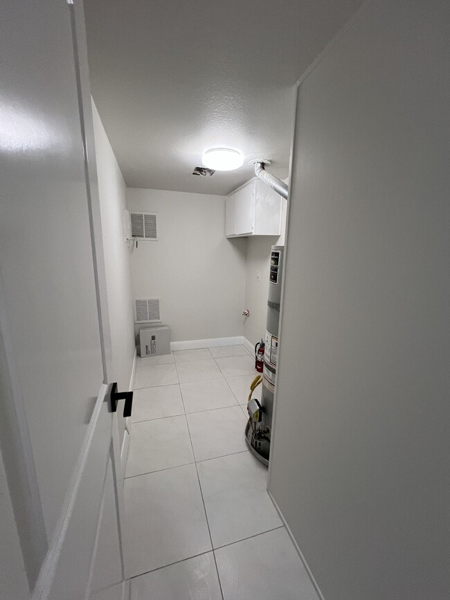 Building Photo - 18912 Valley Cir