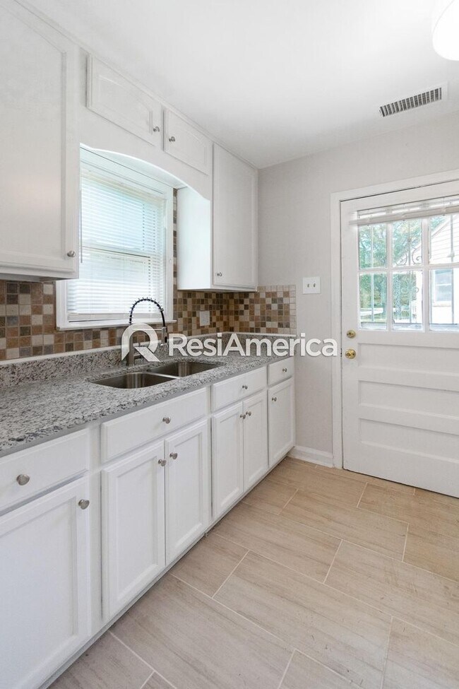 Building Photo - Newly Renovated off High Point Terrace!