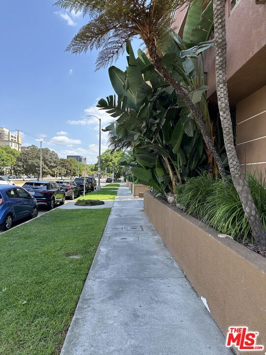 Building Photo - 8614 Burton Way