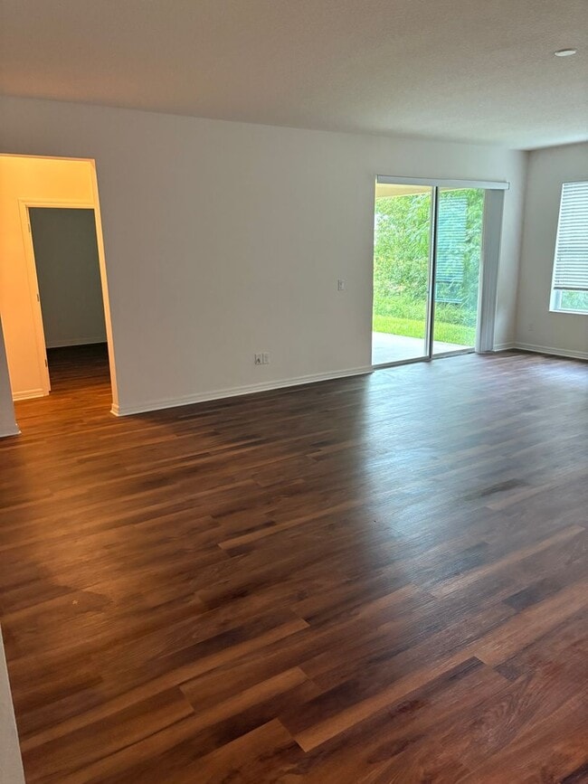 Building Photo - IMMEDIATE OCCUPANCY !!! LARGE// 5 Bedroom ...