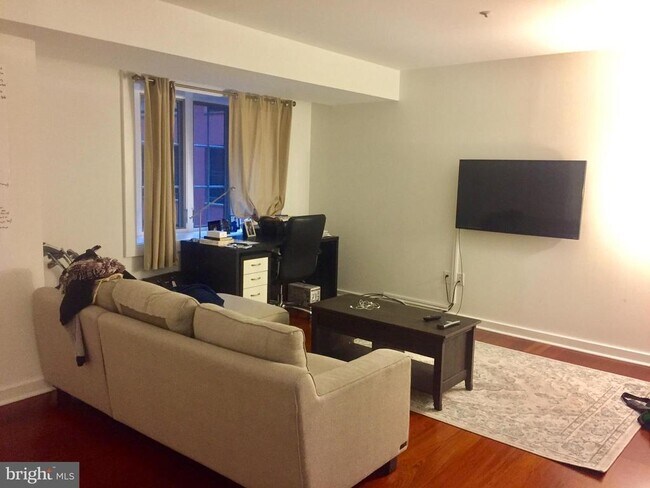 Building Photo - 219 S 18th St