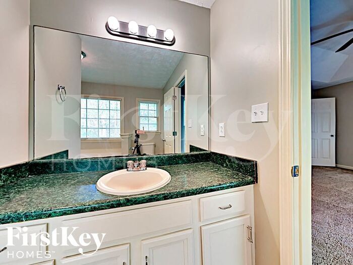 Building Photo - 452 Maplewood Ln