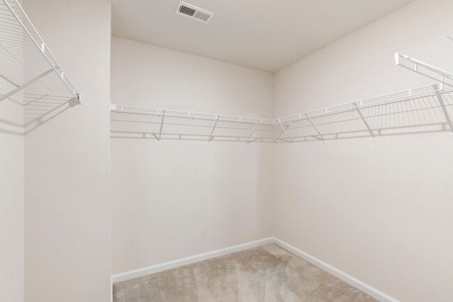 Building Photo - Elegant Townhome Near Southpoint Mall!