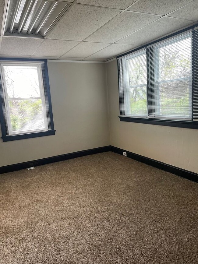 Building Photo - Charming Two Bedroom Gem in West Cincy!