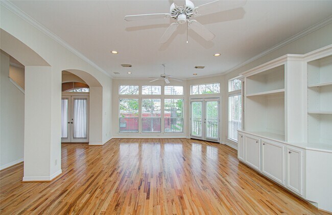 Building Photo - 501 Leverkuhn St