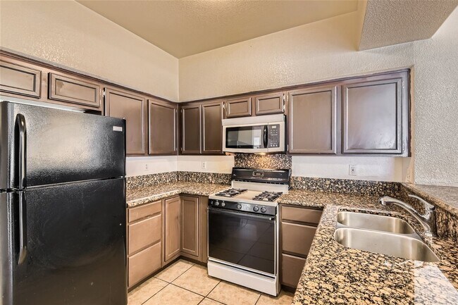 Building Photo - Northwest Condo / 2 Bedrooms / 2 Bath / 1 ...