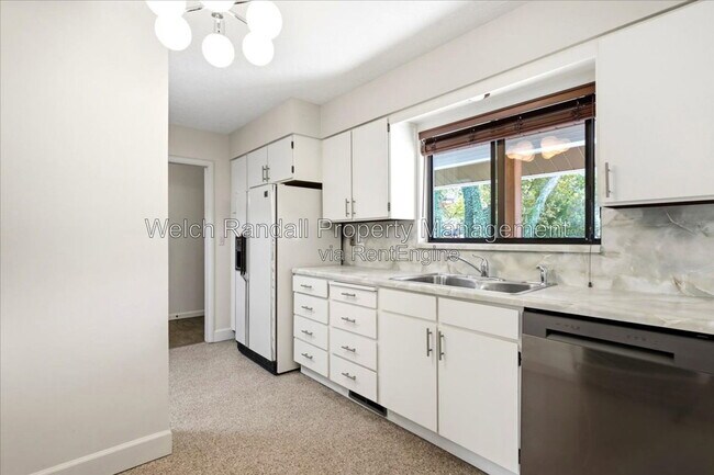 Building Photo - 5070 Doren Dr
