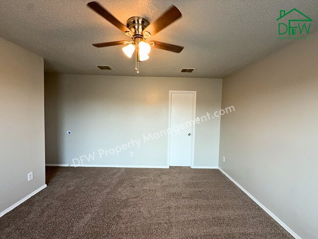 Building Photo - Spacious 4-Bedroom Home with Fireplace & Large Backyard in SW Fort Worth