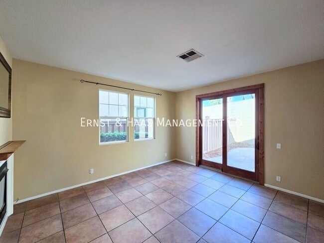 Building Photo - 2931 N Santa Fe Pl