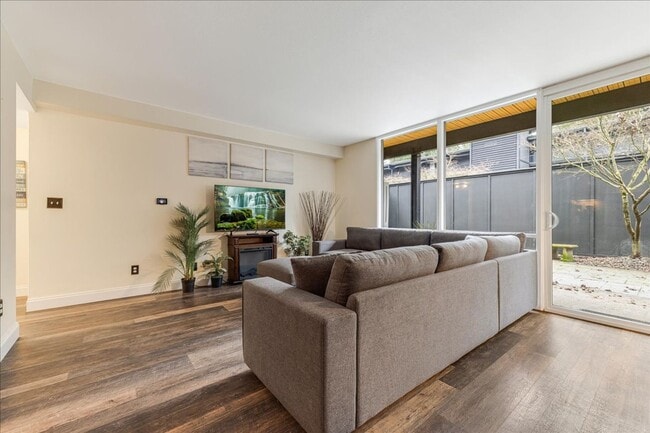 Building Photo - Furnished three bedroom condo on the lake available 2/1/26 - short term rental