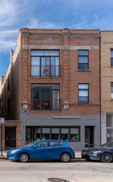 Building Photo - 910N N Damen Ave
