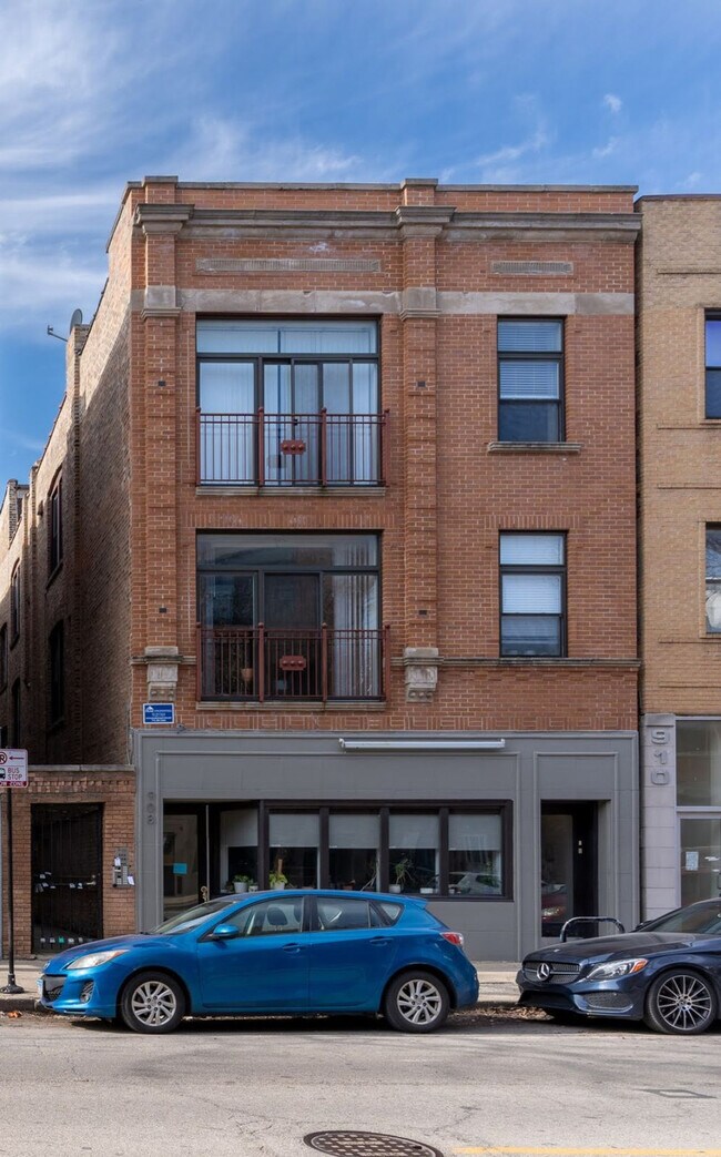 Building Photo - 910N N Damen Ave