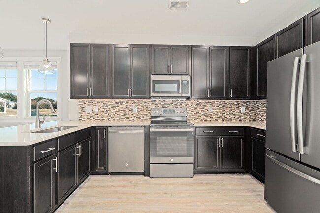 Building Photo - Peaceful Park Circle Retreat