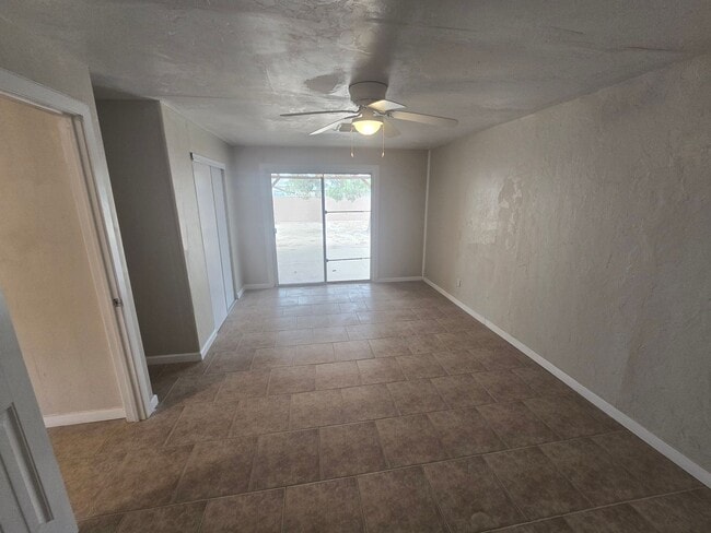 Building Photo - Spacious 3bd/1ba in a HUGE GATED Property!