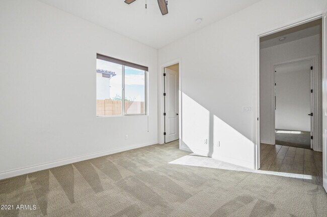 Building Photo - 941 E Lowell Ave