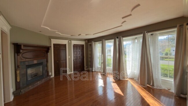 Building Photo - 501 NE Broadway St