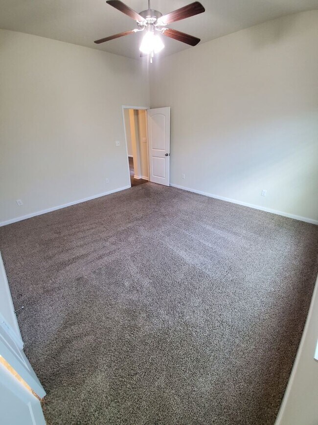 Building Photo - 3/2 Home with Open Floor Plan in Bryan