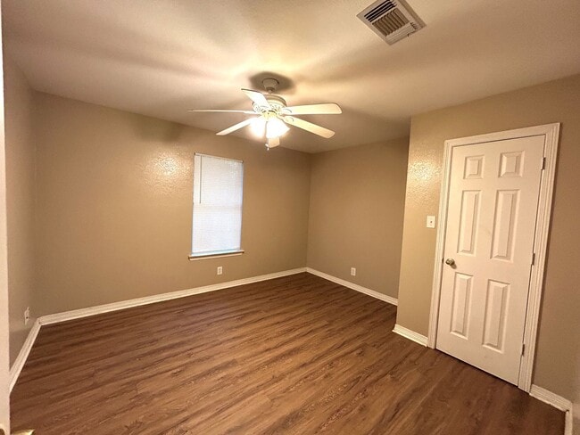 Building Photo - 3-bedroom home!