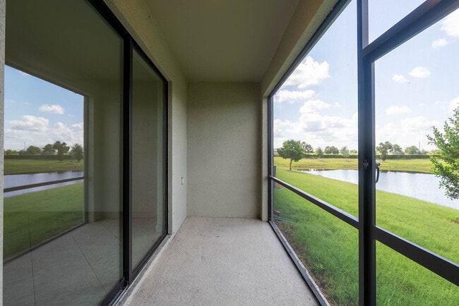 Building Photo - Newer-construction townhome in the highly desirable Lorraine Lakes