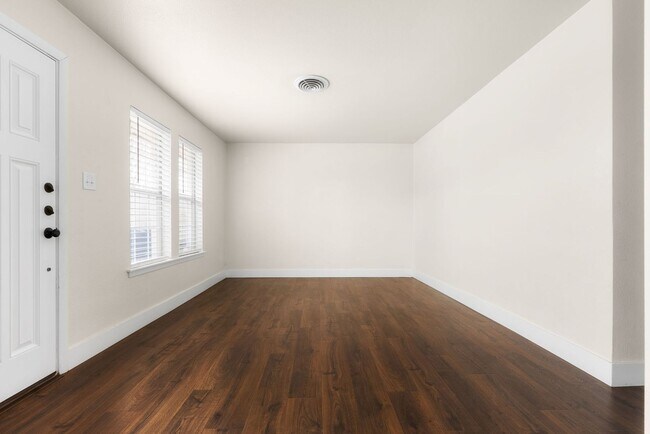 Building Photo - **Remodeled 2/1 Duplex in Southeast Austin – Modern Style, Open Layout, and Prime Location!**