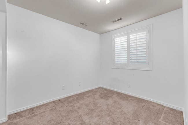 Building Photo - 5BR Sandy Home w/ NEW Flooring, Huge Basement & Large Backyard