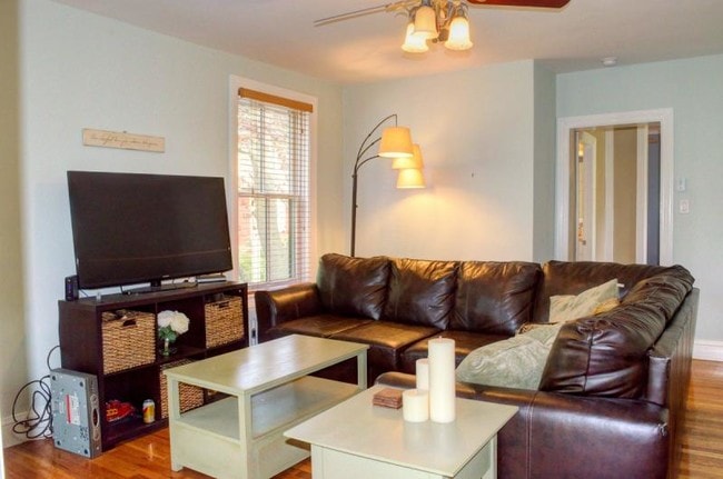 Building Photo - Carriage House