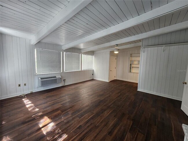 Building Photo - 120 SE 7th St