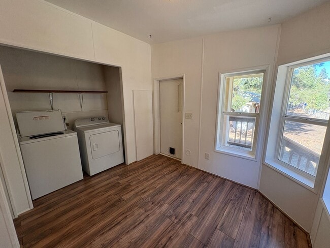 Building Photo - CHECK OUT THIS SPACIOUS SINGLE FAMILY HOME IN DESCHUTES RIVER WOODS ON 0.96 ACRES!