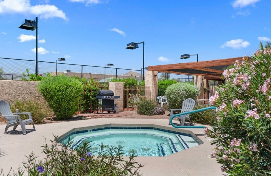 Hot tub - 3031 N Civic Center Plz