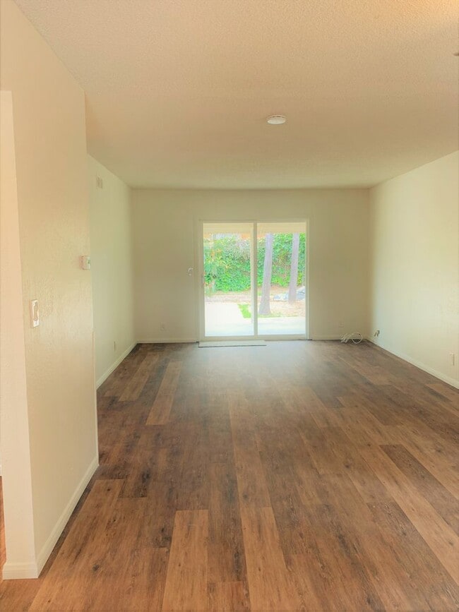 Building Photo - Available  Now…Fantastic 4 bed/2 bath home...