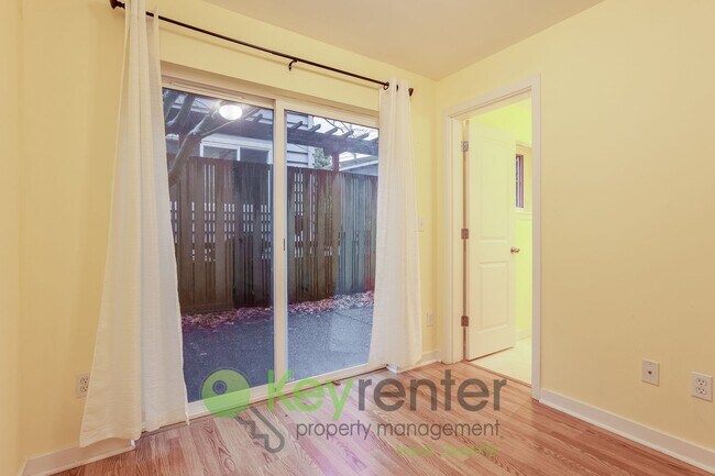 Building Photo - Sophisticated Seattle Home with Stunning Interiors