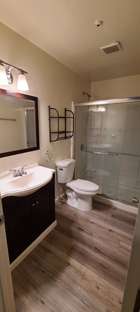 Building Photo - 3 Bedroom Condo in great Location Available Soon!