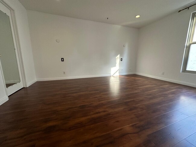 Building Photo - 31515 Lindero Canyon Rd