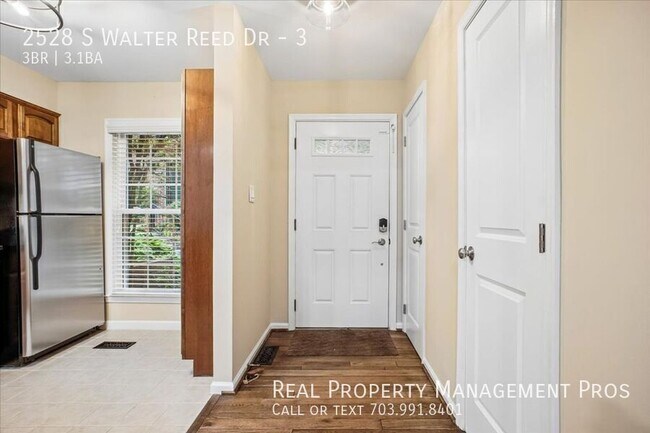 Building Photo - 2528 S Walter Reed Dr