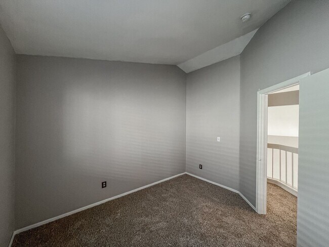 Building Photo - Spacious 4-Bedroom Home in Prime Green Val...
