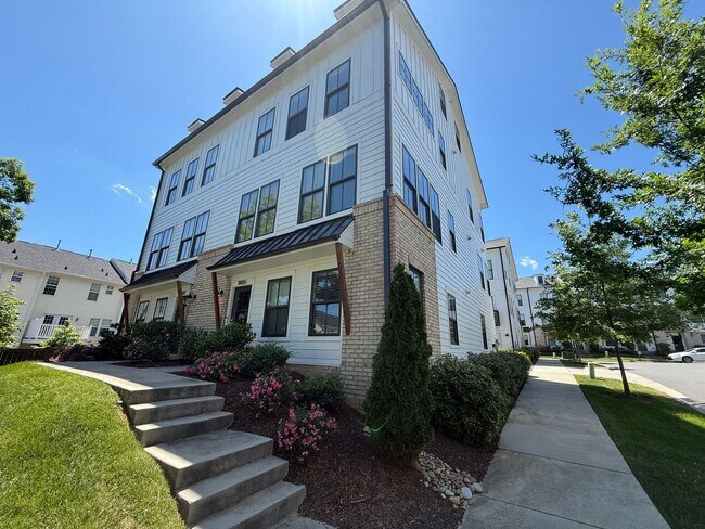 Building Photo - Beauitiful Home in the heart of Ballantyne!!