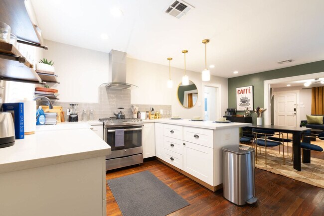 Building Photo - 725 Peddie St