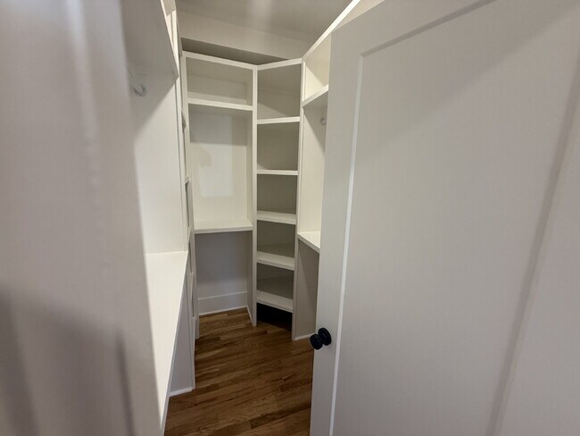 Building Photo - "Spacious 3-Bed, 3.5-Bath in the heart of East Nash