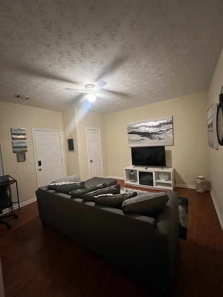 Building Photo - Room in Apartment on Hill Station Ct