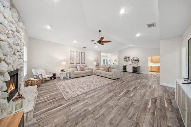 Building Photo - 7903 Plantation Lakes Dr