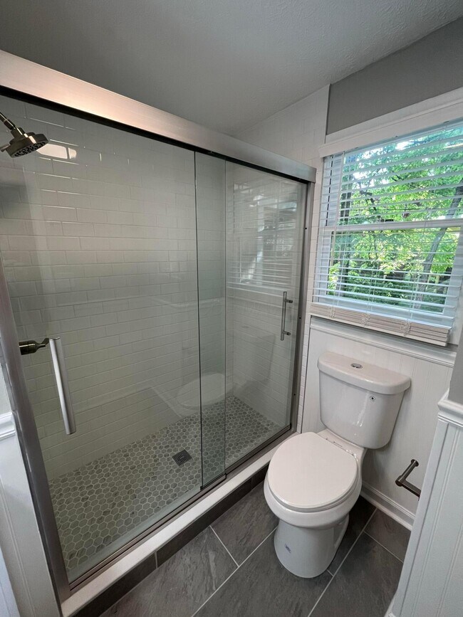 Building Photo - 11 E Kelso Rd