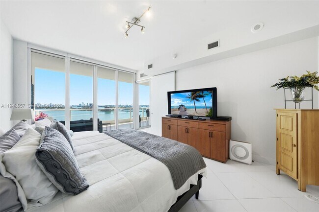 Building Photo - 2020 N Bayshore Dr