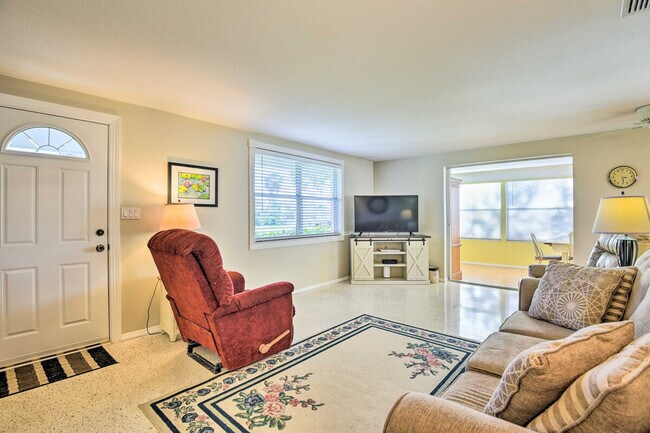 Building Photo - 896 S Venice Blvd