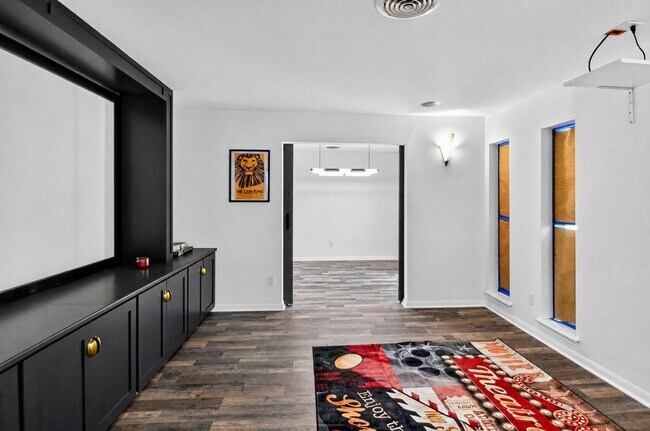 Building Photo - 5675 Sylmar Rd