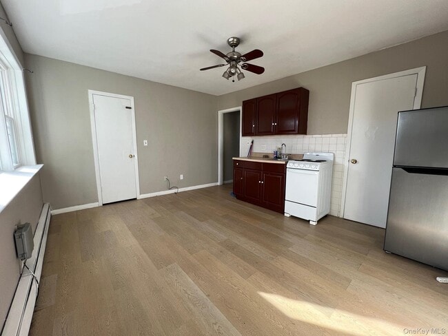 Building Photo - 1313 Jericho Tpke