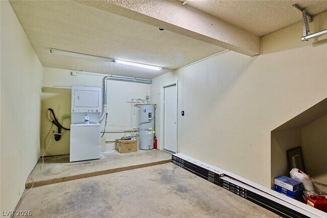 Building Photo - 3181 Pinehurst Dr