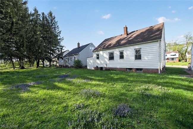 Building Photo - 303 S Green Rd